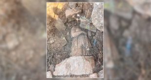 تمثال نصفي حجري للإلهة ديميترا نصف مدفون بين الصخور في موقع أثري بشحات