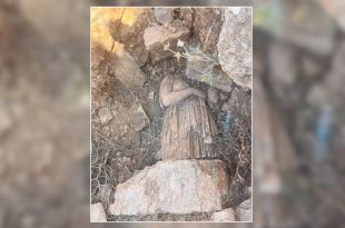 تمثال نصفي حجري للإلهة ديميترا نصف مدفون بين الصخور في موقع أثري بشحات