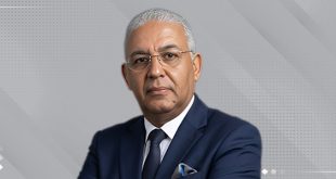 رجل ببدلة رسمية يتحدث عن مخاطر الويب المظلم والأمن السيبراني