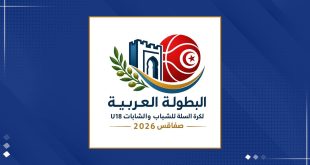 تصميم رقمي مربع بخلفية بيضاء يتوسطه شعار البطولة العربية لكرة السلة للشباب والشابات U18 بصفاقس 2026. يحتوي الشعار على رسمة لكرة سلة حمراء تحمل علم تونس، وبجانبها بوابة أثرية زرقاء (سور صفاقس)، وغصن زيتون أخضر يمتد من الأسفل. كُتب أسفل الرسمة باللون الأزرق الداكن والذهبي: "البطولة العربية لكرة السلة للشباب والشابات U18 صفاقس 2026". يقع المربع الأبيض على خلفية زرقاء داكنة منقطة