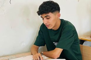 طلاب وطالبات يؤدون امتحانات الدور الأول لشهادة إتمام مرحلة التعليم الثانوي داخل إحدى اللجان الامتحانية في باطن الجبل