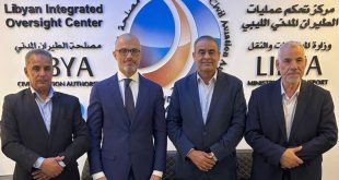 صورة جماعية تضم سفير الاتحاد الأوروبي لدى ليبيا نيكولا أورلاندو، ووزير المواصلات محمد الشهوبي، ورئيس مصلحة الطيران المدني محمد عبدالسلام شليبك، ومسؤولاً آخر، يقفون داخل مركز الرقابة المتكاملة الجديد لقطاع الطيران المدني الليبي في طرابلس، وتظهر خلفهم شعارات مصلحة الطيران المدني ووزارة المواصلات