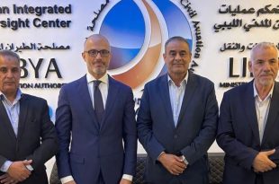 صورة جماعية تضم سفير الاتحاد الأوروبي لدى ليبيا نيكولا أورلاندو، ووزير المواصلات محمد الشهوبي، ورئيس مصلحة الطيران المدني محمد عبدالسلام شليبك، ومسؤولاً آخر، يقفون داخل مركز الرقابة المتكاملة الجديد لقطاع الطيران المدني الليبي في طرابلس، وتظهر خلفهم شعارات مصلحة الطيران المدني ووزارة المواصلات