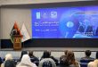 قاعة مؤتمرات تضم حضورًا من الرجال والنساء يجلسون أمام منصة تتحدث عليها امرأة، وخلفها شاشة كبيرة تعرض شعار الذكرى التاسعة لتأسيس وحدة دعم المرأة في طرابلس بتاريخ 14 يونيو 2026، إلى جانب أعلام ليبيا وشعارات الجهات المنظمة.