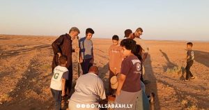 شباب وأطفال ومختصين يقومون بزراعة أشجار الطلح في أودية سوكنة