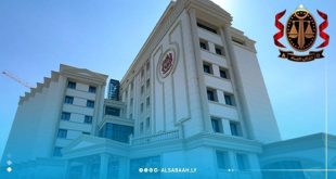 مبنى مكتب النائب العام مضاءً بالكامل ليلاً ويظهر في الزاوية العلوية اليمنى الشعار الرسمي للنيابة العامة.
