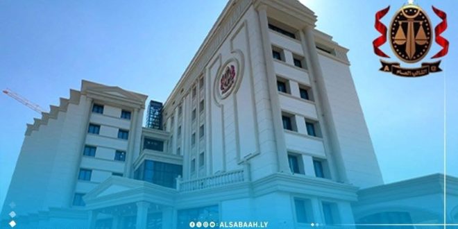مبنى مكتب النائب العام مضاءً بالكامل ليلاً ويظهر في الزاوية العلوية اليمنى الشعار الرسمي للنيابة العامة.