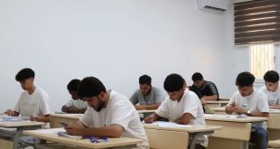 عدد من طلاب المرحلة الثانوية يؤدون امتحان الدور الأول داخل قاعة امتحانية بإحدى المدارس الليبية، في أجواء هادئة ومنظمة