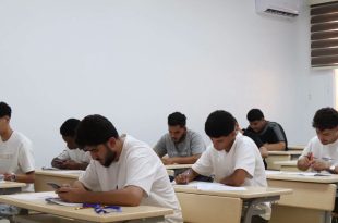 عدد من طلاب المرحلة الثانوية يؤدون امتحان الدور الأول داخل قاعة امتحانية بإحدى المدارس الليبية، في أجواء هادئة ومنظمة