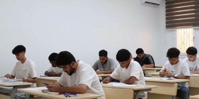 عدد من طلاب المرحلة الثانوية يؤدون امتحان الدور الأول داخل قاعة امتحانية بإحدى المدارس الليبية، في أجواء هادئة ومنظمة
