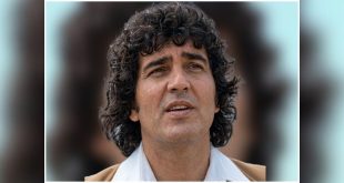 لقطة قريبة (بورتريه) للفنان الليبي الراحل وحيد سالم في مرحلة الشباب، يظهر بملامح وسيمة وشعر مجعد داكن، مرتديًا قميصًا أبيض وسترة بنية، ونظرة متأملة تعكس دفء وإحساس الأغنية الرومانسية الليبية