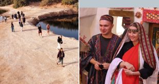صورة مركبة ترصد الأنشطة السياحية في غدامس. يظهر في الجانب الأيمن رجل وامرأة من السياح الأجانب يرتديان الأزياء التقليدية الغدامسية المزخرفة بابتسامة داخل بيت تراثي