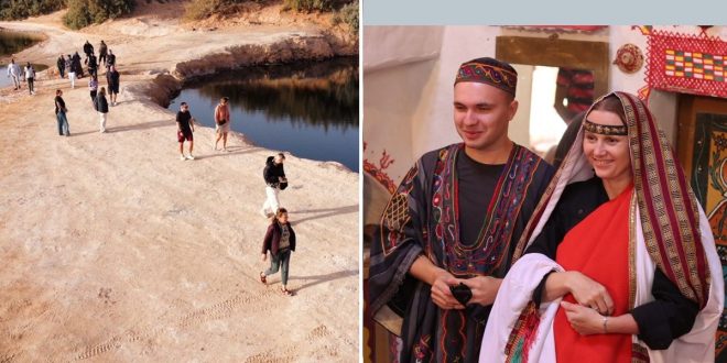 صورة مركبة ترصد الأنشطة السياحية في غدامس. يظهر في الجانب الأيمن رجل وامرأة من السياح الأجانب يرتديان الأزياء التقليدية الغدامسية المزخرفة بابتسامة داخل بيت تراثي