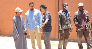 أعضاء من المجلس البلدي سبها يقفون في موقع ميداني مع عمال ومواطنين لمتابعة أعمال صيانة غرف الصرف الصحي.
