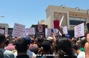 وقفة احتجاجية أمام مقر مفوضية اللاجئين رفضا لتوطين المهاجرين