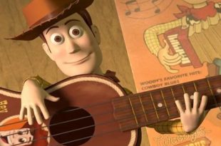 لقطة قريبة للشخصية الكرتونية "وودي" من فيلم Toy Story 5 يبتسم وهو يمسك بجيتار خشبي