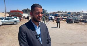 أحمد الغناي، مدير مكتب الوزير أثناء زيارته الميدانية لمرفأ سوق الجمعة البحري.