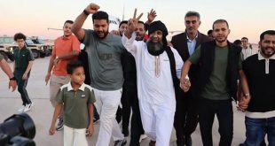 وصول المواطنين الليبيين المفرج عنهم من النيجر إلى الأراضي الليبية يرفعون علامات النصر والفرحة عقب تسلّمهم من وزارة الدفاع