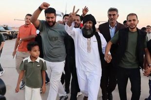 وصول المواطنين الليبيين المفرج عنهم من النيجر إلى الأراضي الليبية يرفعون علامات النصر والفرحة عقب تسلّمهم من وزارة الدفاع