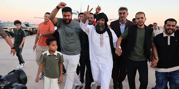 وصول المواطنين الليبيين المفرج عنهم من النيجر إلى الأراضي الليبية يرفعون علامات النصر والفرحة عقب تسلّمهم من وزارة الدفاع