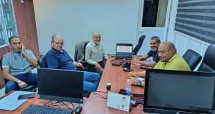 ​5 موظفين يجلسون حول طاولة اجتماعات خشبية أثناء حضورهم ورشة عمل حول الأمن السيبراني بالهيئة العامة للصحافة
