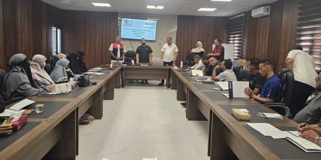 ​قاعة اجتماعات تضم كوادر تمريضية ومحاضرين خلال ورشة عمل حول الرصد المجتمعي لمرض الحصبة في مستشفى قصر الأخيار العام.
