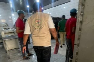 جولة تفتيشية داخل معمل مخبز لتوثيق المخالفات الصحية في سوق الجمعة.