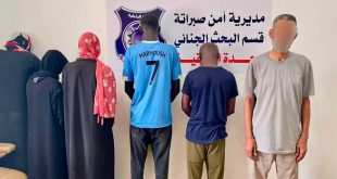 ​صورة لمجموعة من ستة أشخاص مقبوض عليهم في مديرية أمن صبراتة بتهمة الاتجار بالبشر والهجرة غير الشرعية