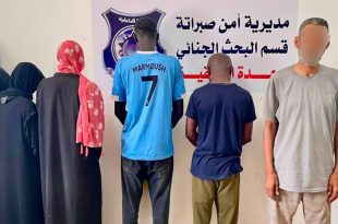 ​صورة لمجموعة من ستة أشخاص مقبوض عليهم في مديرية أمن صبراتة بتهمة الاتجار بالبشر والهجرة غير الشرعية