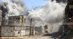 أعمدة دخان وغبار كثيف تتصاعد من بين المباني السكنية المدمرة جراء قصف الاحتلال الإسرائيلي في قطاع غزة