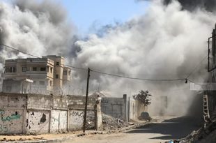 أعمدة دخان وغبار كثيف تتصاعد من بين المباني السكنية المدمرة جراء قصف الاحتلال الإسرائيلي في قطاع غزة