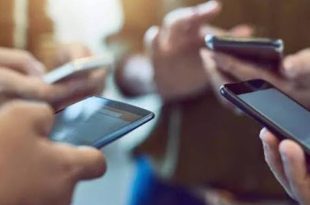 استخدام وسائل التواصل الاجتماعي بين اليافعين.