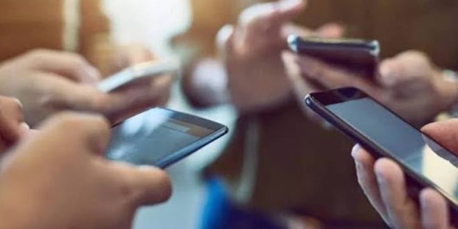 استخدام وسائل التواصل الاجتماعي بين اليافعين.