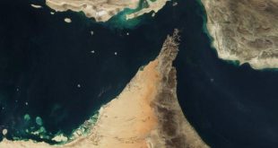 لقطة من الفضاء تظهر التضاريس الجغرافية لمضيق هرمز والخليج العربي.ضخمة تبحر في مياه زرقاء عميقة. صورة أرشيفية