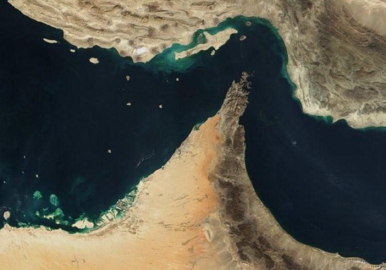 لقطة من الفضاء تظهر التضاريس الجغرافية لمضيق هرمز والخليج العربي.ضخمة تبحر في مياه زرقاء عميقة. صورة أرشيفية