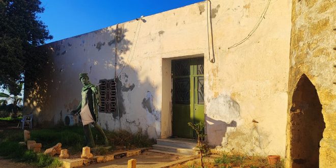 واجهة مبنى قديم تابع لمراقبة آثار توكرة تظهر عليها آثار التهالك والتشققات، وأمامها تمثال أثري في ساحة خارجية، في مشهد يعكس التحديات التي تواجه المؤسسة المسؤولة عن حماية التراث الأثري بالمدينة.