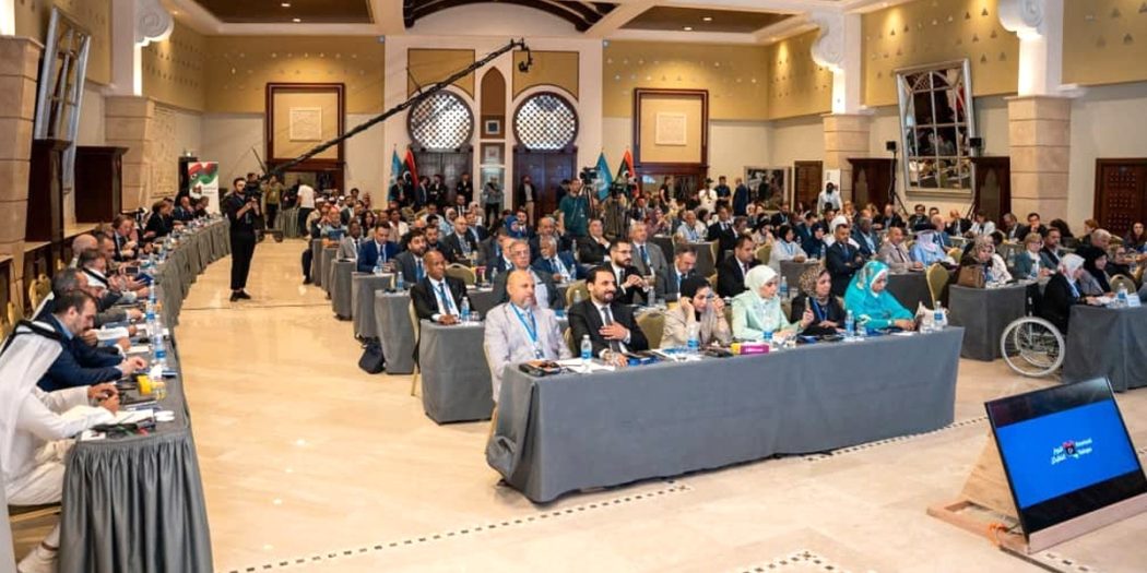 مشاركون وممثلون عن مختلف المسارات يجلسون داخل قاعة كبيرة في العاصمة طرابلس خلال الجلسة الختامية للحوار المهيكل، بحضور عشرات الشخصيات السياسية والمدنية والإعلامية لمناقشة وإعلان المخرجات والتوصيات النهائية.