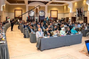 مشاركون وممثلون عن مختلف المسارات يجلسون داخل قاعة كبيرة في العاصمة طرابلس خلال الجلسة الختامية للحوار المهيكل، بحضور عشرات الشخصيات السياسية والمدنية والإعلامية لمناقشة وإعلان المخرجات والتوصيات النهائية.