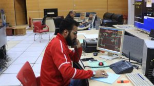 أحد الفنيين داخل غرفة التحكم بمحطة غرب طرابلس يتابع تشغيل ومراقبة المنظومة الكهربائية عبر شاشات التحكم. صورة ارشيفية