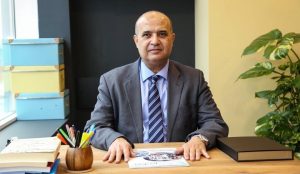 صورة للأستاذ عوض البرعصي، وزير الكهرباء السابق وعضو الهيئة الاستشارية للمجلس الوطني. صورة أرشيفية