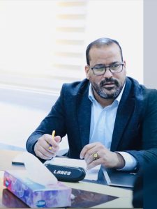 نصر الدين الكموشي، رئيس قسم التفتيش بإدارة العمل والسلامة المهنية بوزارة العمل، خلال اجتماع عمل داخل مكتبه.
