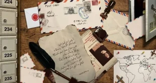 رسائل ومظاريف بريدية قديمة مع طوابع وخريطة توضح مسار مراسلات دولية على طاولة خشبية.