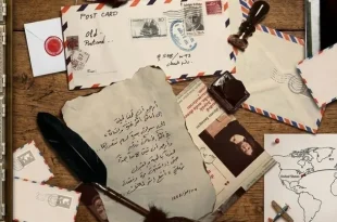 رسائل ومظاريف بريدية قديمة مع طوابع وخريطة توضح مسار مراسلات دولية على طاولة خشبية.