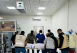 عناصر مركز طب الطوارئ والدعم في ليبيا أثناء نقل جثمان على محفة داخل ثلاجة الموتى.