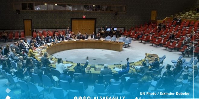 قاعة مجلس الأمن الدولي خلال جلسة مخصصة لمناقشة تطورات الأوضاع في ليبيا بحضور ممثلي الدول الأعضاء والأمم المتحدة.