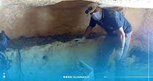 خبراء آثار يوثقون مقبرة أثرية منحوتة في الصخر اكتُشفت أسفل مبنى عيادة السكري بمدينة البيضاء، يُرجّح أنها تعود إلى أواخر القرن الأول وبداية القرن الثاني الميلادي، مع العثور على أوانٍ فخارية ومقتنيات جنائزية رومانية.
