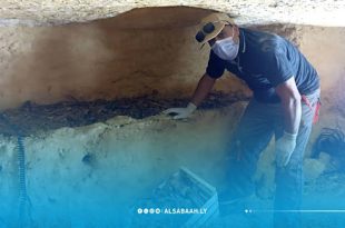خبراء آثار يوثقون مقبرة أثرية منحوتة في الصخر اكتُشفت أسفل مبنى عيادة السكري بمدينة البيضاء، يُرجّح أنها تعود إلى أواخر القرن الأول وبداية القرن الثاني الميلادي، مع العثور على أوانٍ فخارية ومقتنيات جنائزية رومانية.