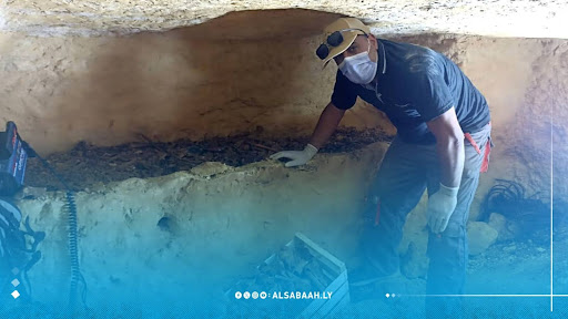 خبراء آثار يوثقون مقبرة أثرية منحوتة في الصخر اكتُشفت أسفل مبنى عيادة السكري بمدينة البيضاء، يُرجّح أنها تعود إلى أواخر القرن الأول وبداية القرن الثاني الميلادي، مع العثور على أوانٍ فخارية ومقتنيات جنائزية رومانية.