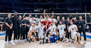 لاعبو وأعضاء الجهاز الفني للمنتخب الليبي الأول للكرة الطائرة يلتقطون صورة جماعية داخل صالة المنافسات خلال مشاركتهم في بطولة دولية، قبل إعلان الاتحاد الليبي تعذر المشاركة في التصفيات الإفريقية المؤهلة لكأس الأمم الإفريقية.