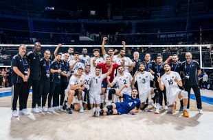 لاعبو وأعضاء الجهاز الفني للمنتخب الليبي الأول للكرة الطائرة يلتقطون صورة جماعية داخل صالة المنافسات خلال مشاركتهم في بطولة دولية، قبل إعلان الاتحاد الليبي تعذر المشاركة في التصفيات الإفريقية المؤهلة لكأس الأمم الإفريقية.